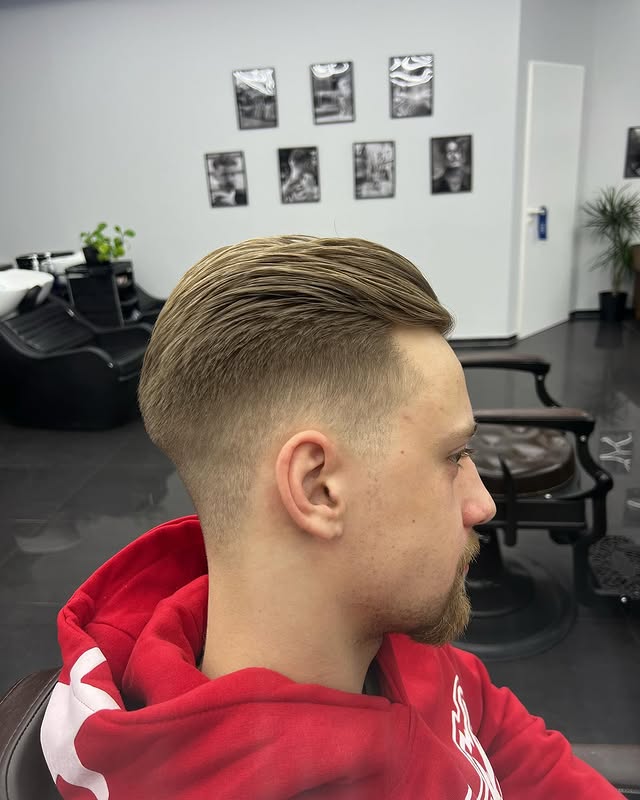 Seitliches Herrenprofil mit klassischem Schnitt und sanftem Fade