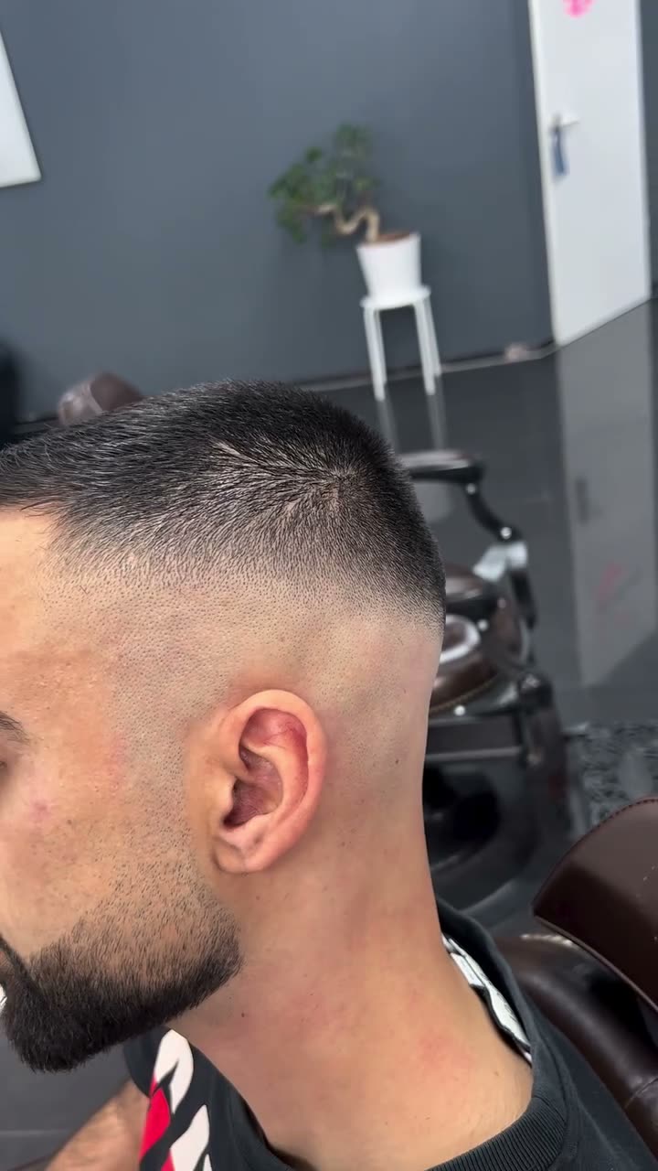 Kurzer Herrenhaarschnitt mit präzisem Fade und Bartkontur